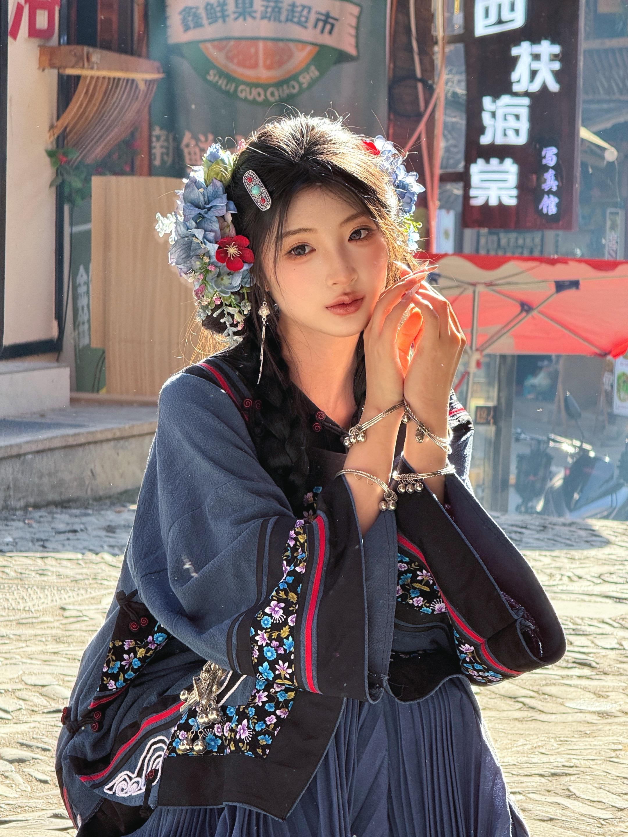 这个蓝色彝族真是太美了。