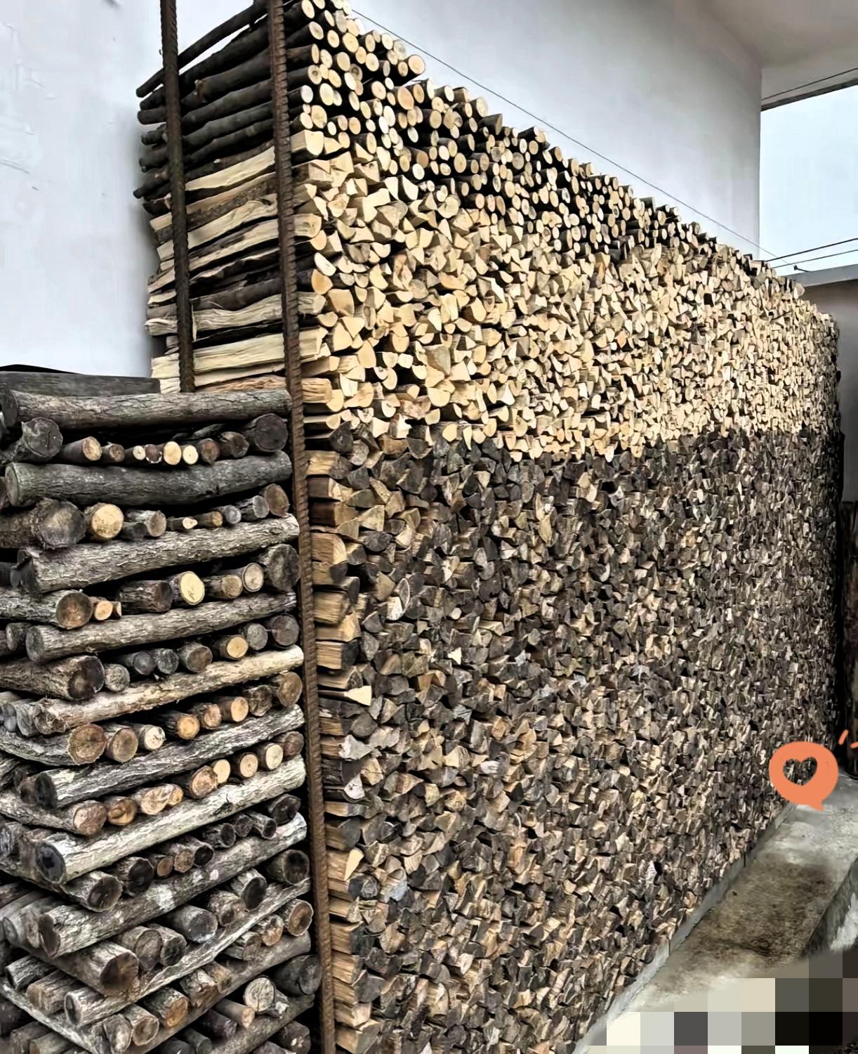 老人存柴像我们存钱？那堆柴火里，藏着你不懂的安全感！
 
有没有发现，老人存柴就