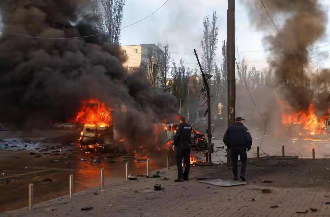 谈判期间空袭突至！俄遭遇开战最大空袭，乌克兰攻势超出美国预料