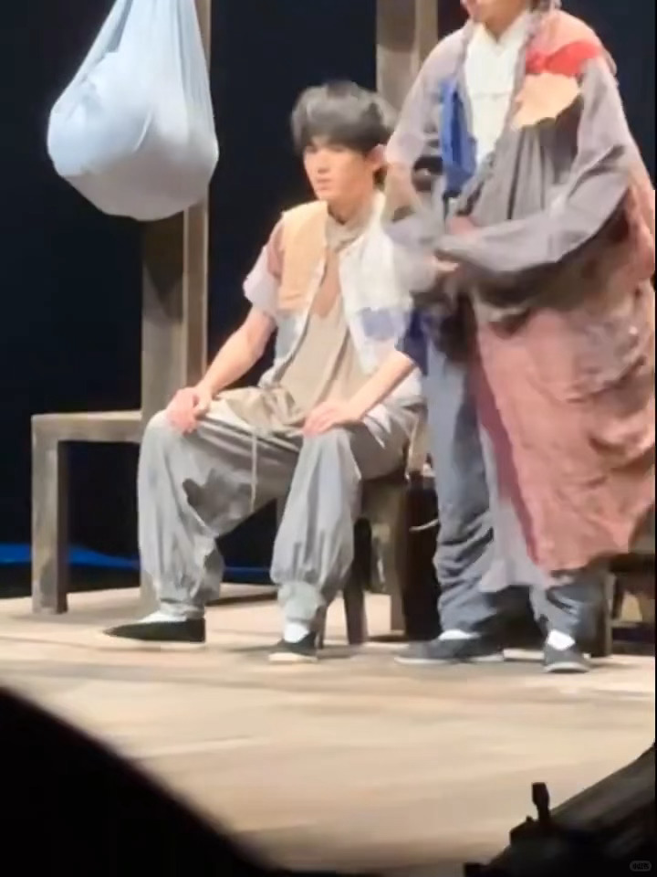 我要捡一只这样破烂小狗回家🥺🥺宋亚轩中戏毕业大戏路透 宋亚轩抽烟戏 ​​​