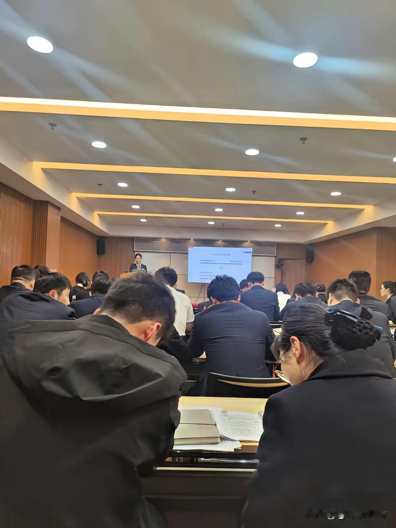 有道理！为什么单位一复工领导马上要开会？因为假期十天里他们憋坏了！

在家里他可