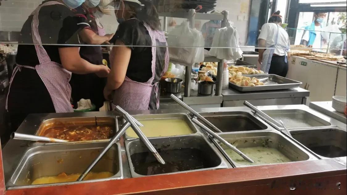  这是一家藏在铁路局小道道子里的早餐店，在铁路局爱家超市旁边的步行街很好找，虽说