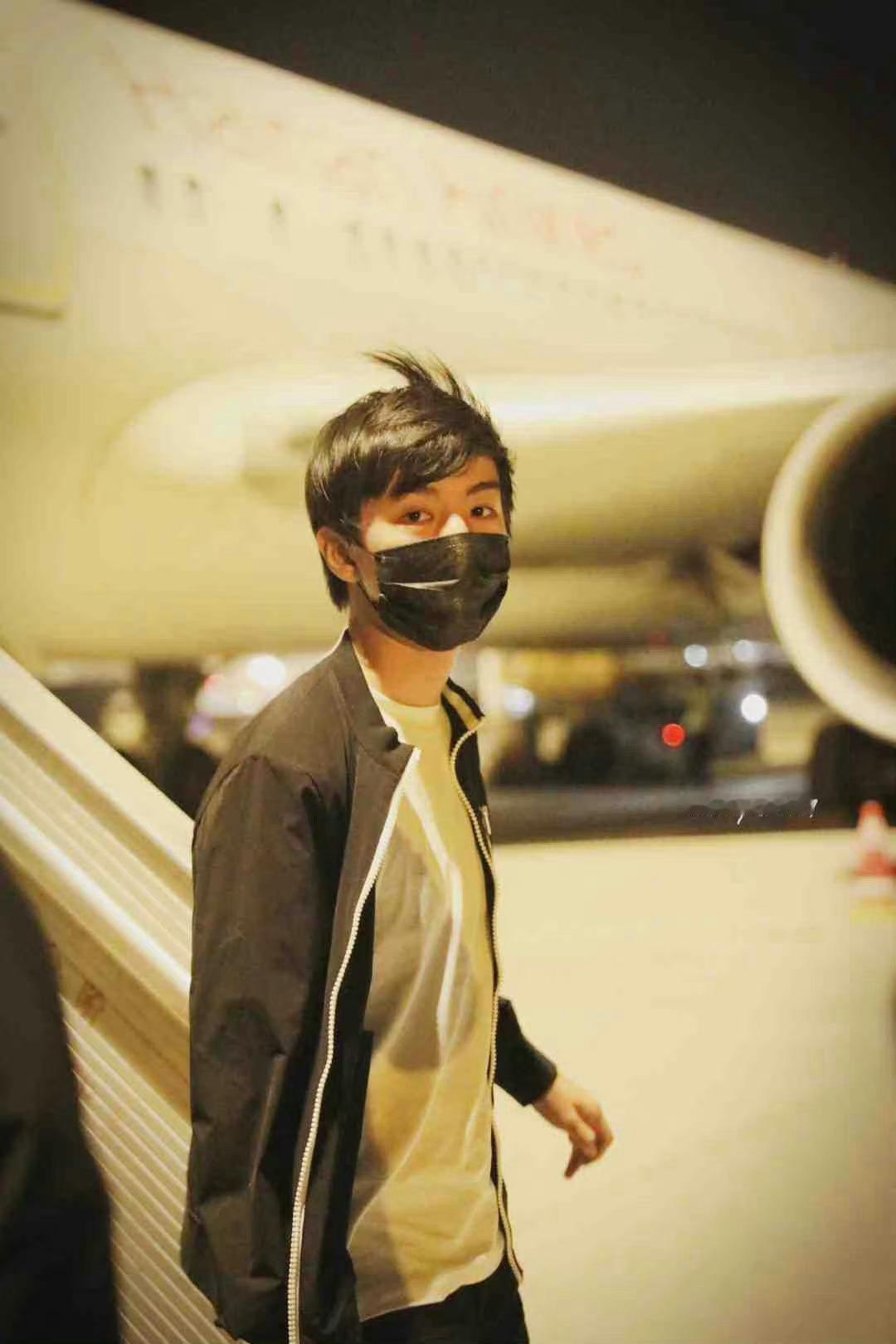 #王俊凯[超话]# 存档一组十七岁那年今日深夜机场的氛围感神图！头发被风吹起的的