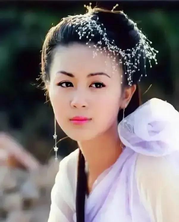 书生桑晓独居苦读。一日夜间一位红衣绝色女子敲开屋门，向他表示爱慕之情！桑晓把持不