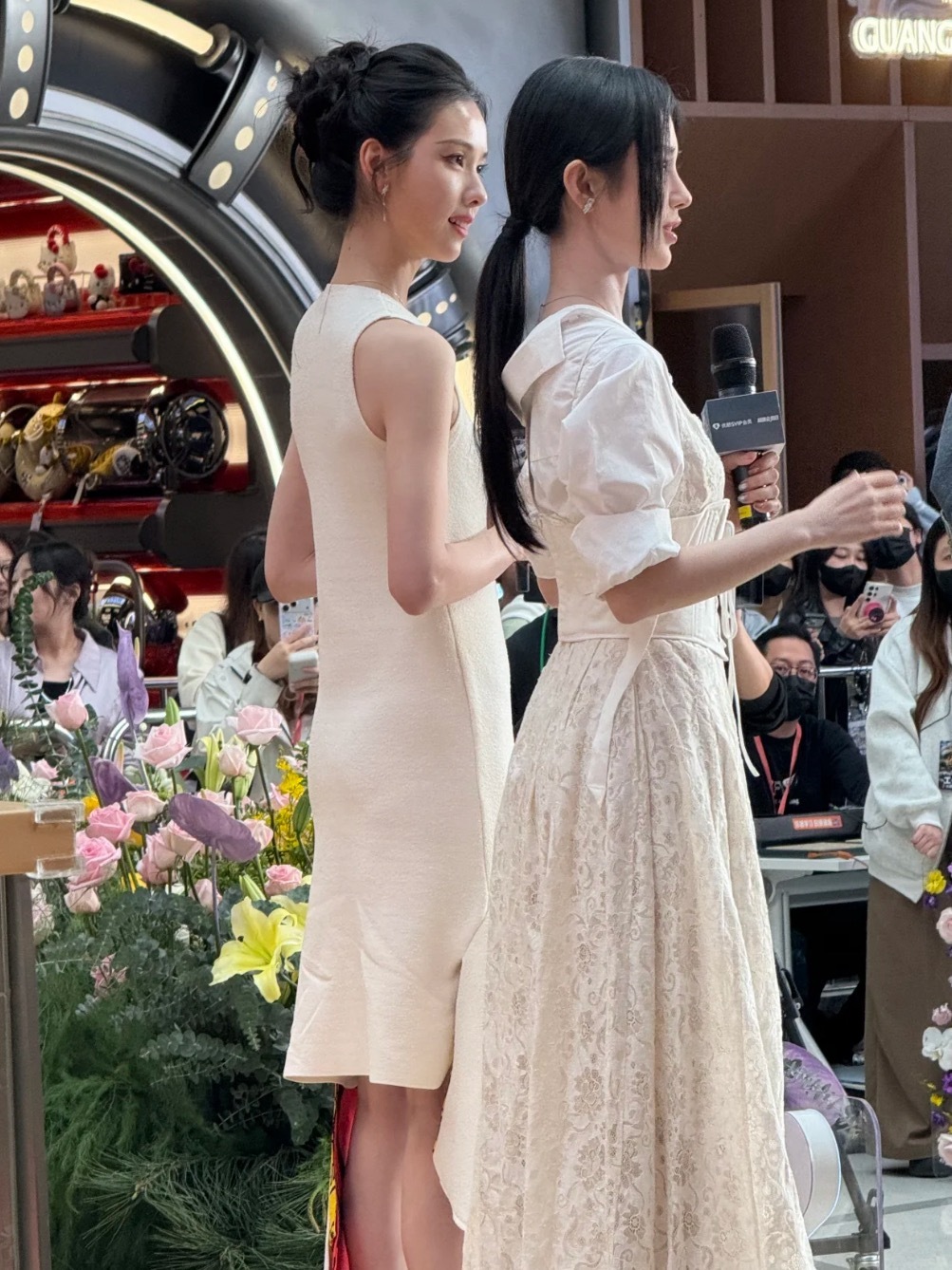 陈都灵 背影都是漂亮的好笔挺 好轻盈陈都灵真人气质很好！！！端庄又有书卷气，高高