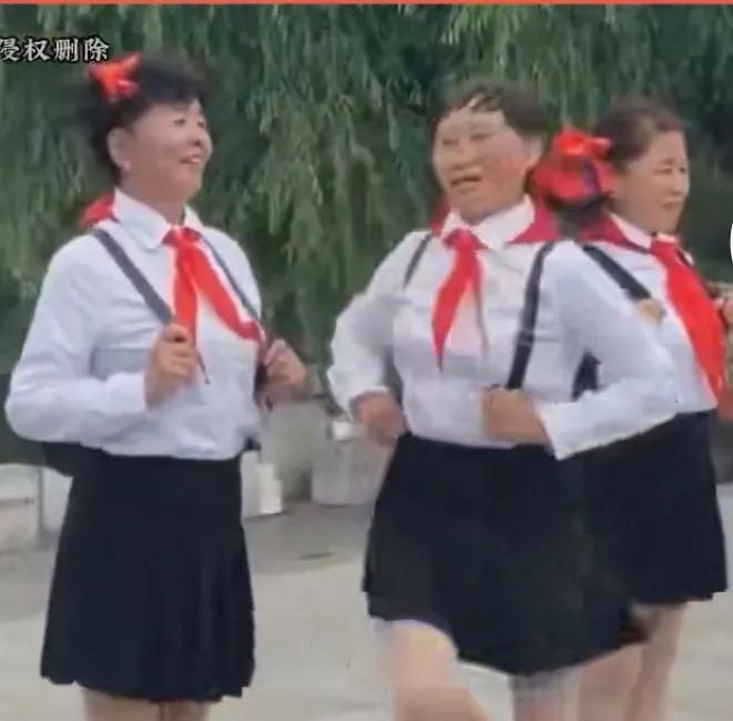 六一儿童节还有几天才到，
大妈们已开始过起了儿童节，
她们扎起了麻花辫，
穿上了