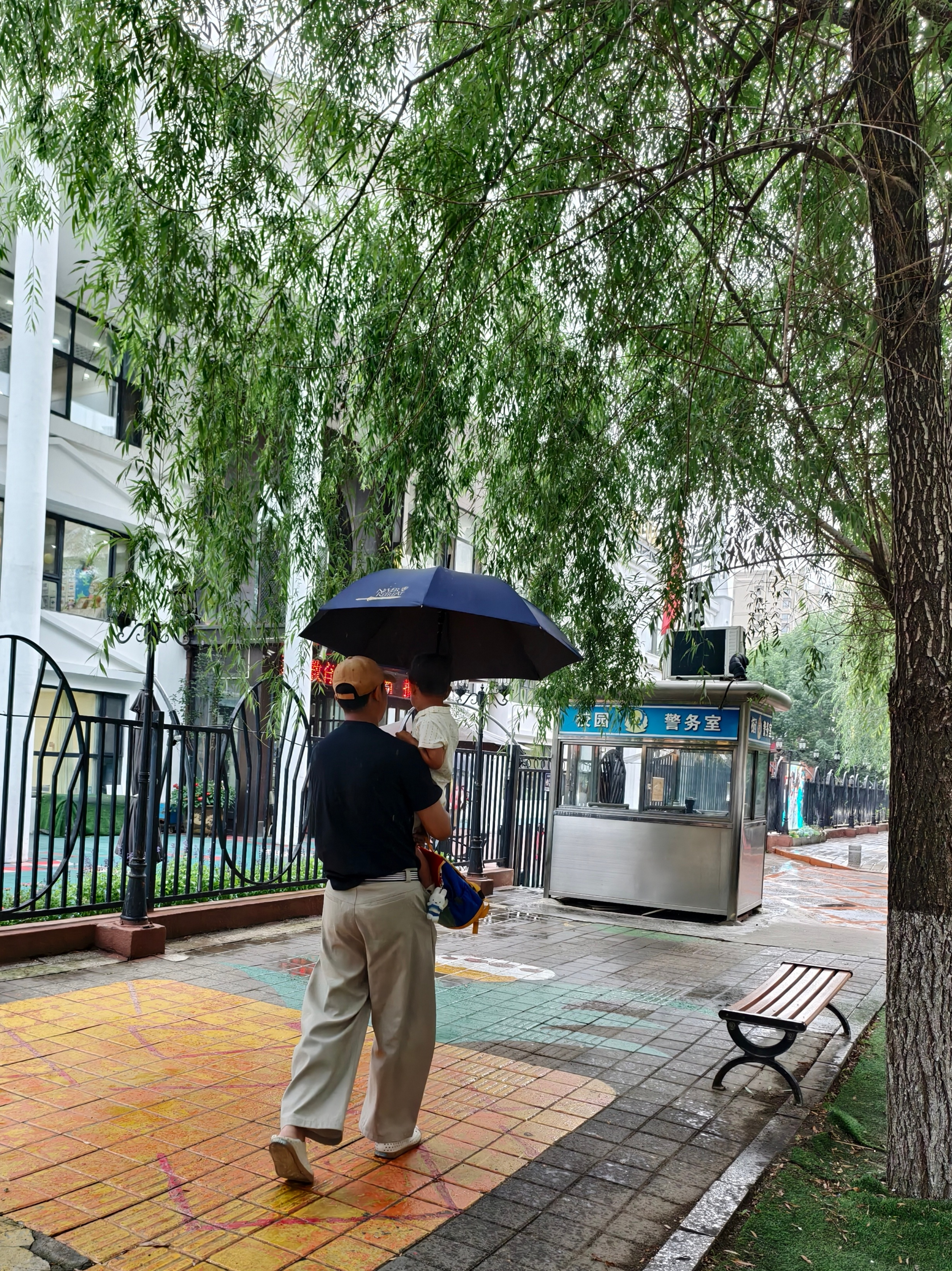 从家出发还没雨，送孩子的功夫下瓢泼大雨，专门考验我们呢。 