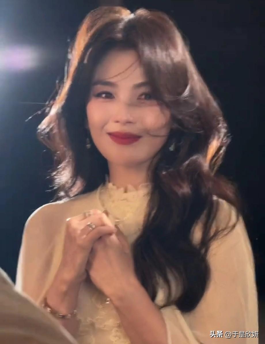 刘涛这组图刷屏全网！同是港风滤镜，为啥“破碎感”和“明艳感”都能封神？
 
 