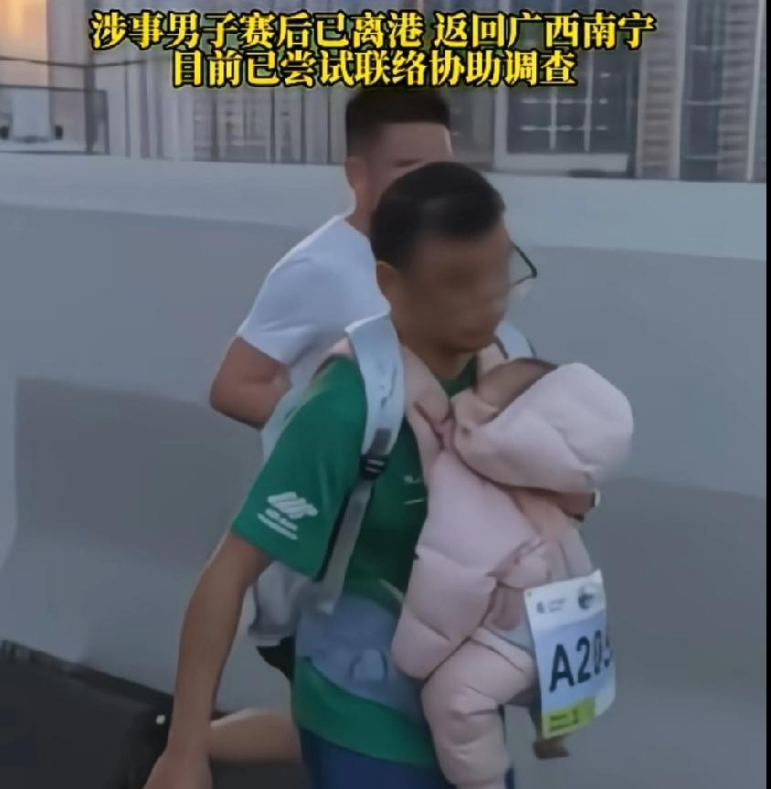 男子背着婴儿在香港跑马拉松，别说大人有多累了，婴儿头部随着跑步一晃一晃的也令人担