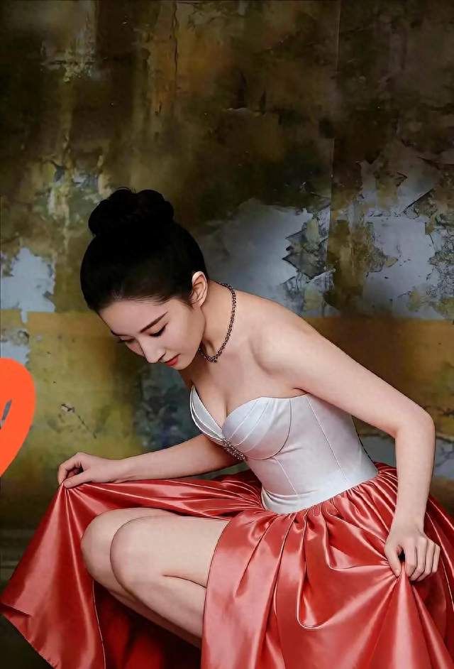 39岁刘亦菲宝格丽生图惊艳，脸比上亿珠宝还闪，单身原因引热议