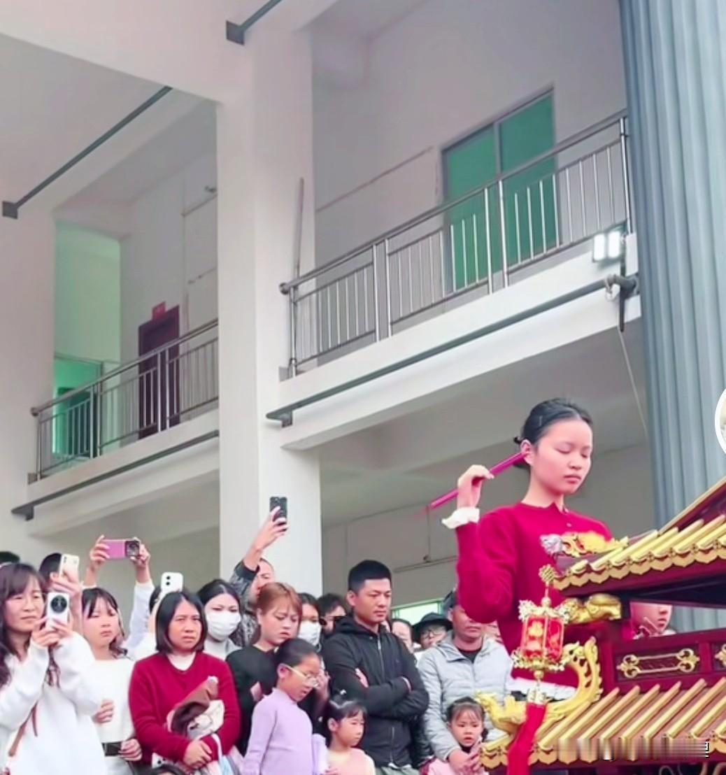 刷到湛江妈祖巡游的视频，心里真不是滋味，那种堵得慌的感觉，翻来覆去好久都散不去。