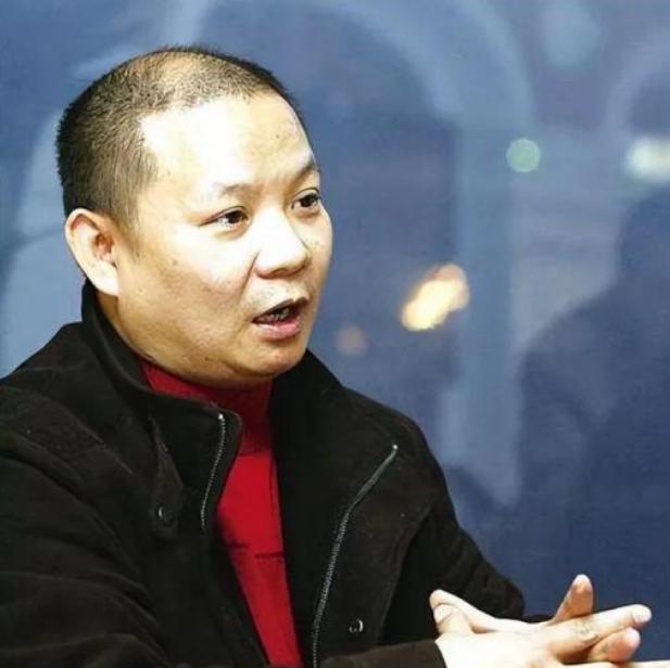 重庆有位亿万富豪叫郭家富，当年砸了6000多万给员工买房，还送出十几辆保时捷。可