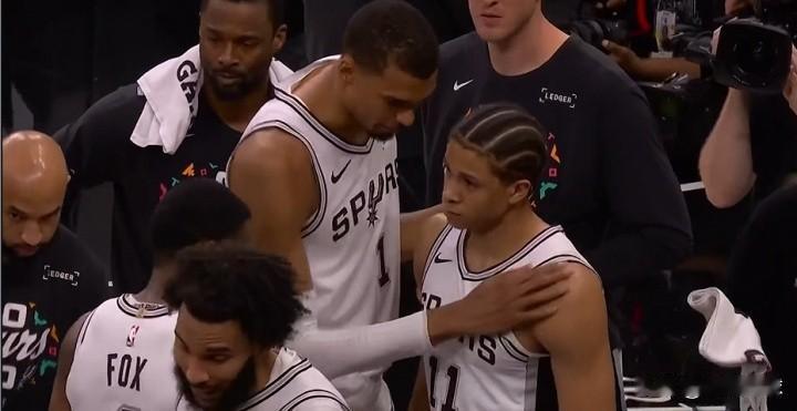 小伙子委屈啊！今天NBA西部决赛G4战马刺对阵雷霆一战，马刺新秀卡特-布莱恩特在