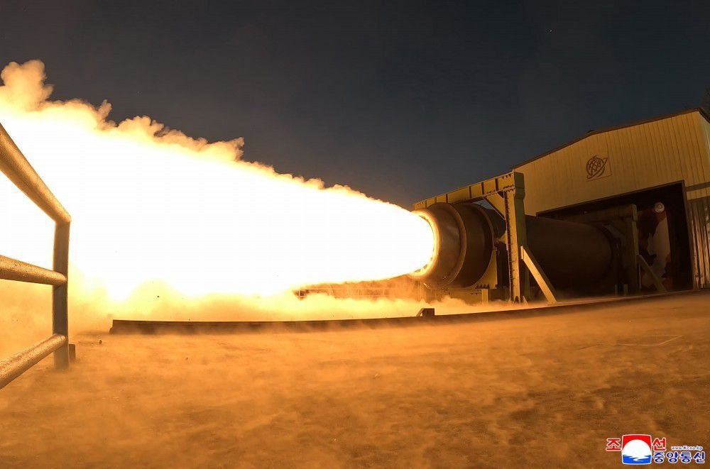 朝鲜测试了一种采用碳纤维复合材料制造的新型大型固体燃料火箭发动机喷管。据报道，该