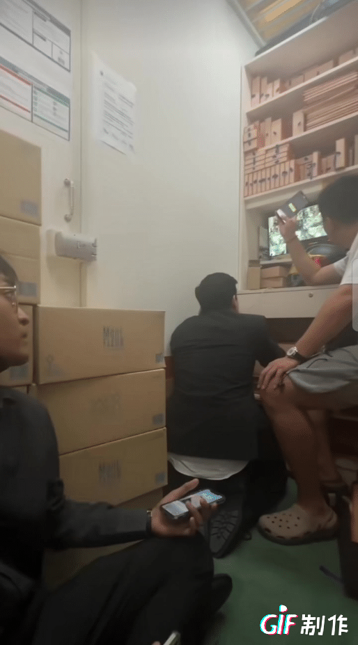 中国游客在泰国暹罗百丽商场遇到枪击无奈躲进奢侈品仓库惊魂时刻。
一群人躲在狭窄的