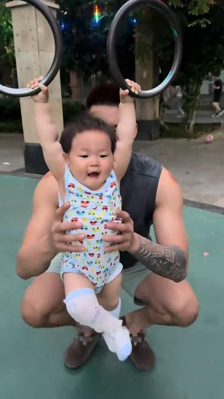 这曾繁日也真的，女儿这么小，如此认认真真，一丝不苟地想练习吊环，他在后面不好好配