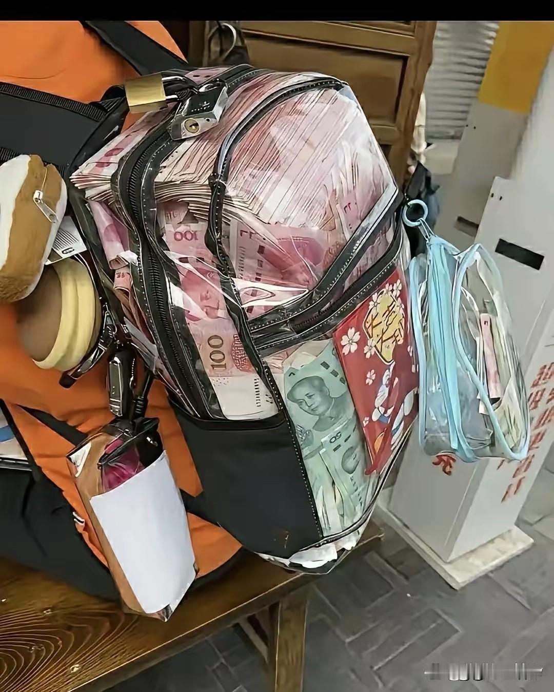 这一包起码也有几十万吧，好歹拿出来一百买个布包啊[捂脸]