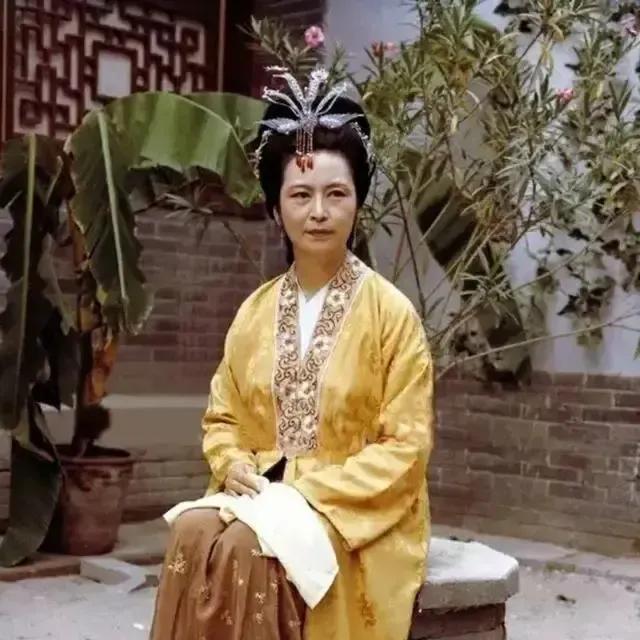 87版红楼梦中，都说王夫人是个佛口蛇心，又笨又蠢的人，我就不太明白，王夫人对待贾