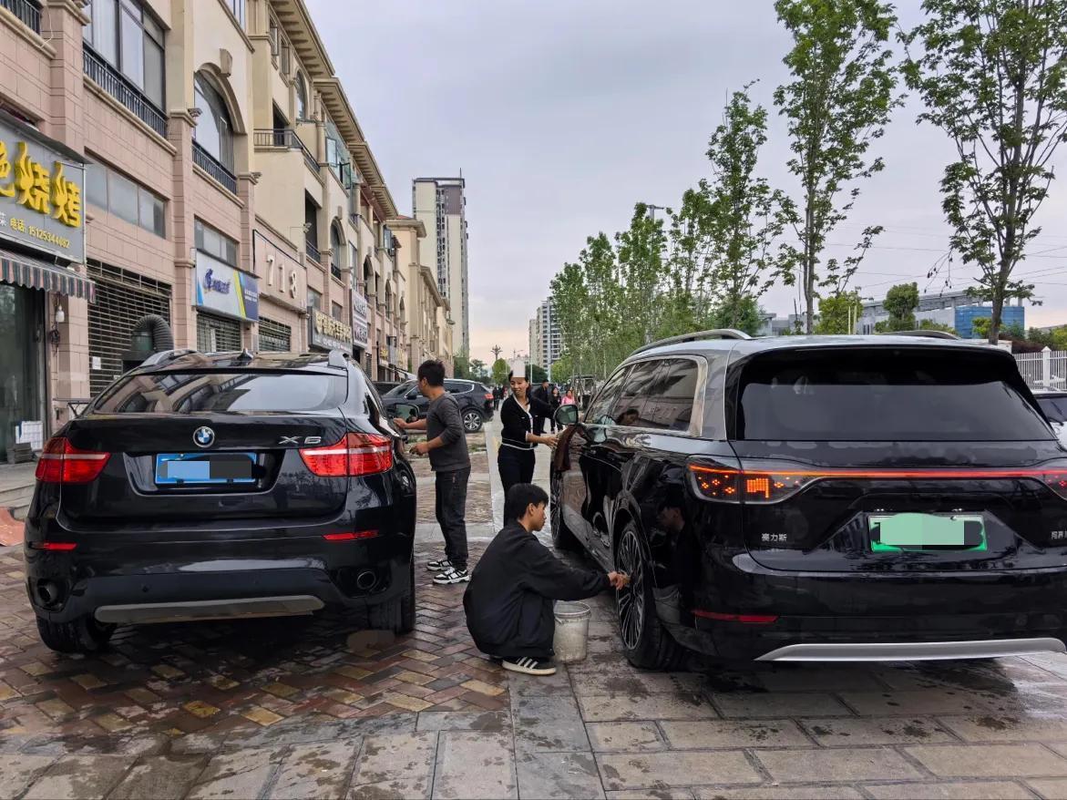 不知道大家有没有发现：问界M9的车漆确实一般。

看了好几次m9这是比较明显的不