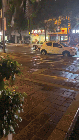 一名年轻女孩骑电动车突然在路边摔倒！
一位大哥正好开车路过这里，他看见女孩摔倒在