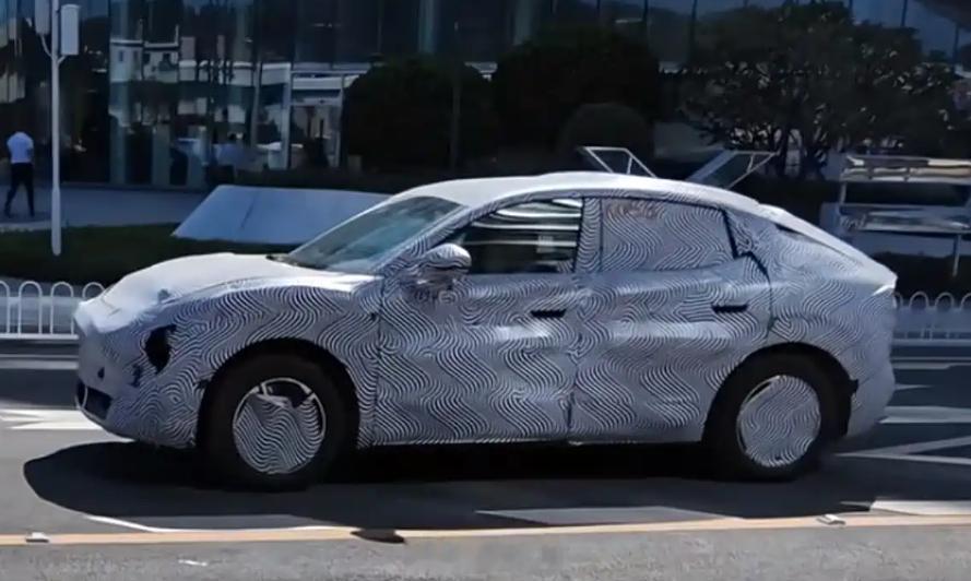 小鹏MONA SUV谍照&渲染图 图1至图3为小鹏MONA SUV路试谍照，图4