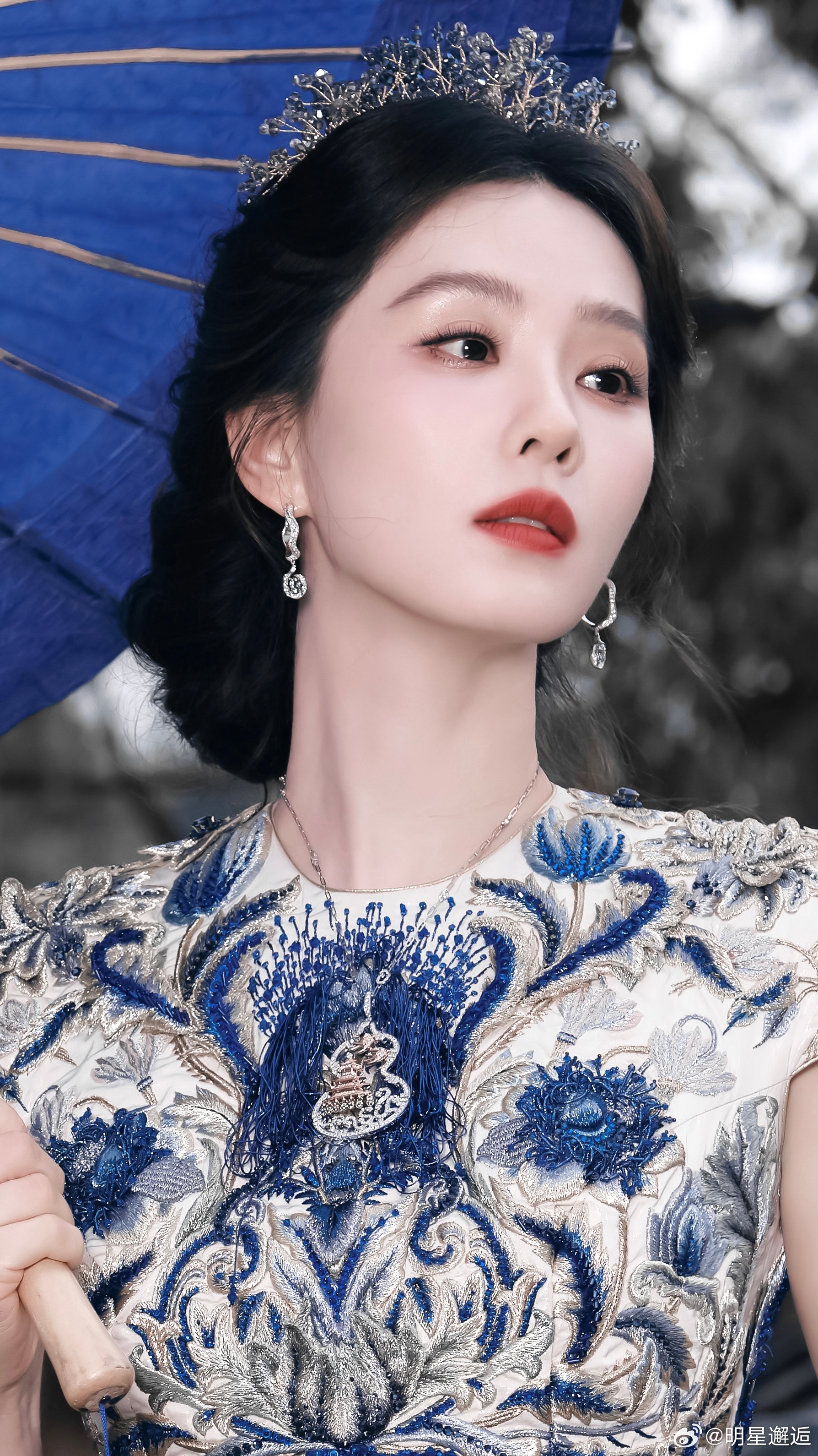 这个刘诗诗美晕了刘诗诗现身峨眉山，白衣清雅气质绝尘，一颦一笑宛如龙葵重现，山水映