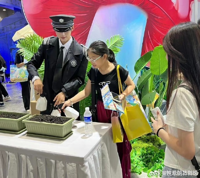 #00后开始在漫展种地了#谁说漫展只能是cosplay和二次元商品展？00后已经