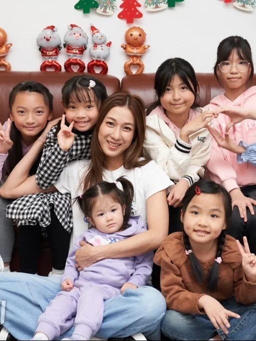 钟嘉欣带小女儿送温暖！与小朋友齐过圣诞节