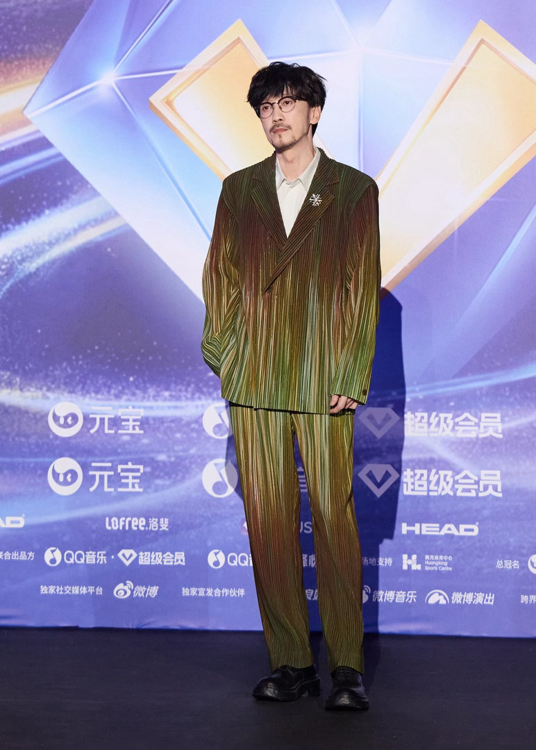 周传雄年度标杆歌手从《黄昏》《青花》到《我问》，从磁带里的青春记忆到如今依旧传唱