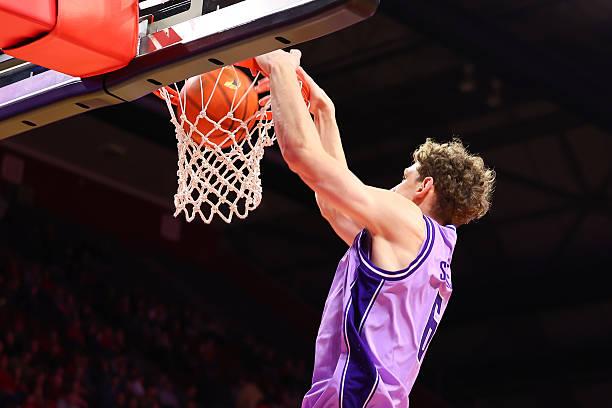 华盛顿大学以79比72战胜了主场作战的罗格斯大学。本场比赛后，华盛顿大学的战绩提