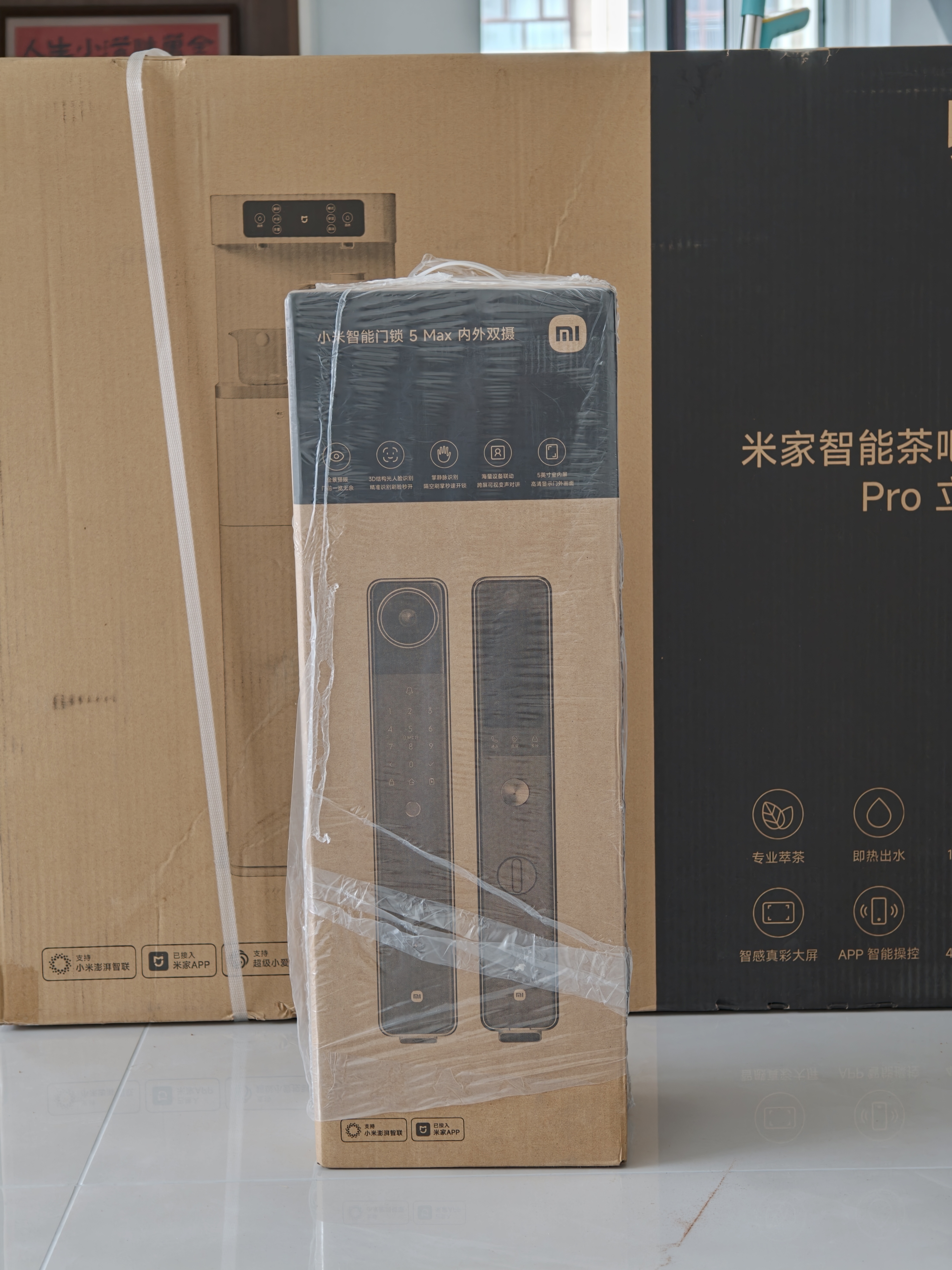 这几天收快递收麻了：前两天下单的小米智能门锁 5 Max 内外双摄也到了（后边是