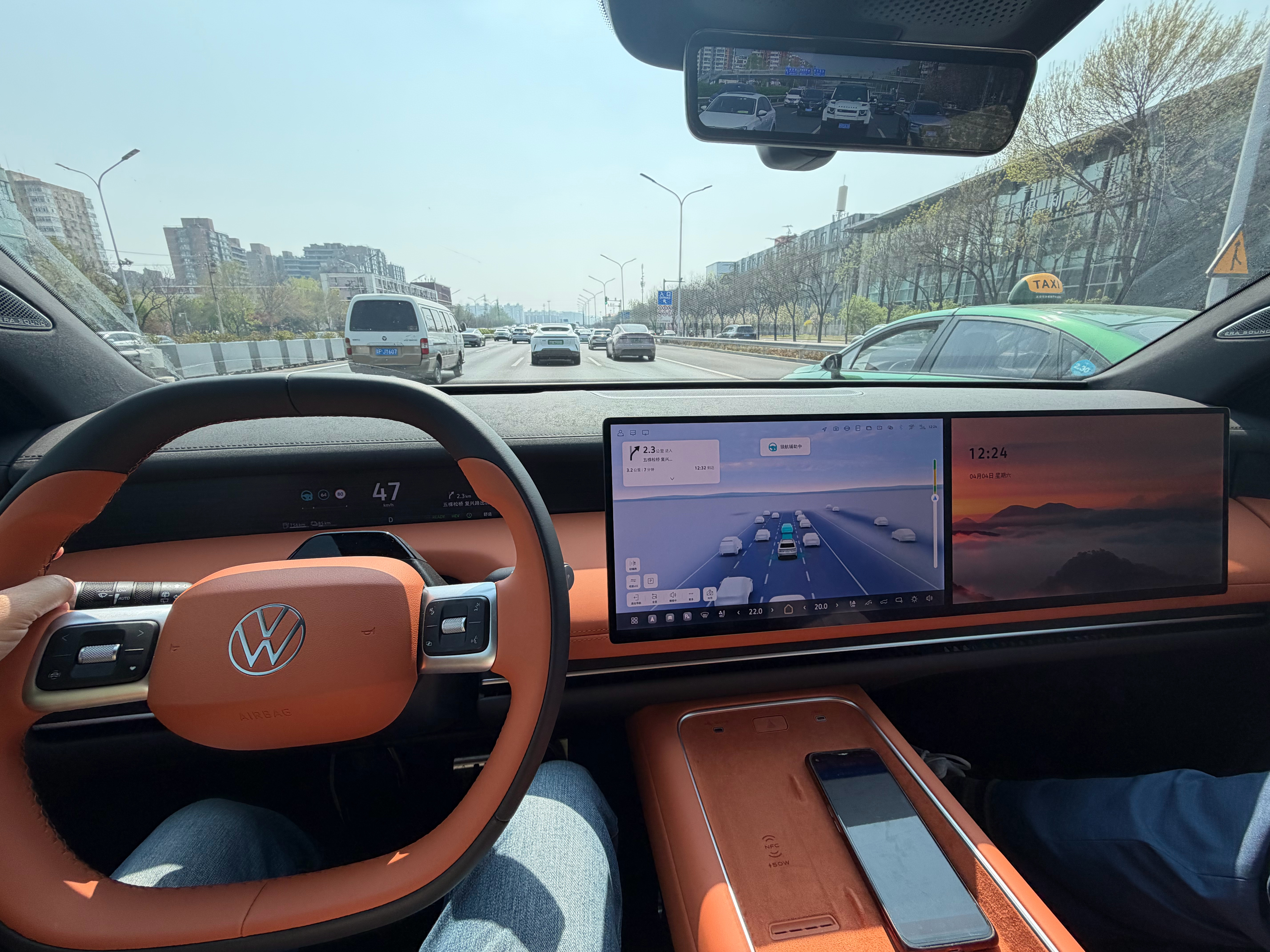 开了一圈ID.ERA 9X，第一感觉是车内降噪效果挺理想，Momenta R6在