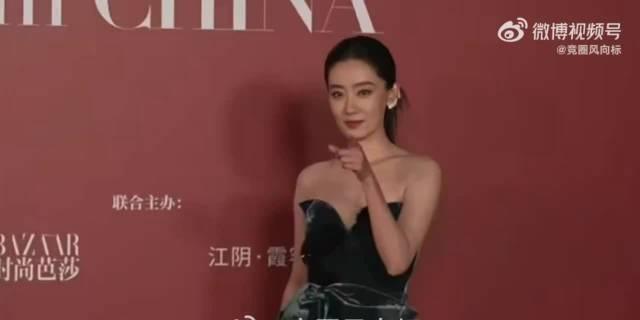 有人在后台不出来张小斐 救场
芭莎盛典红毯现场出现小插曲，直播镜头空了一分多钟，