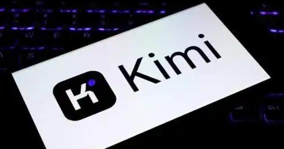 美国政府坐不住了。7月中旬，月之暗面推出的KimiK3刚一亮相，就凭着2.8万亿