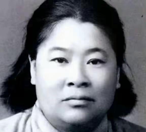1937年，周子昆在延安窑洞正式娶了小自己12岁的娇妻何子友，20多位中央领导出