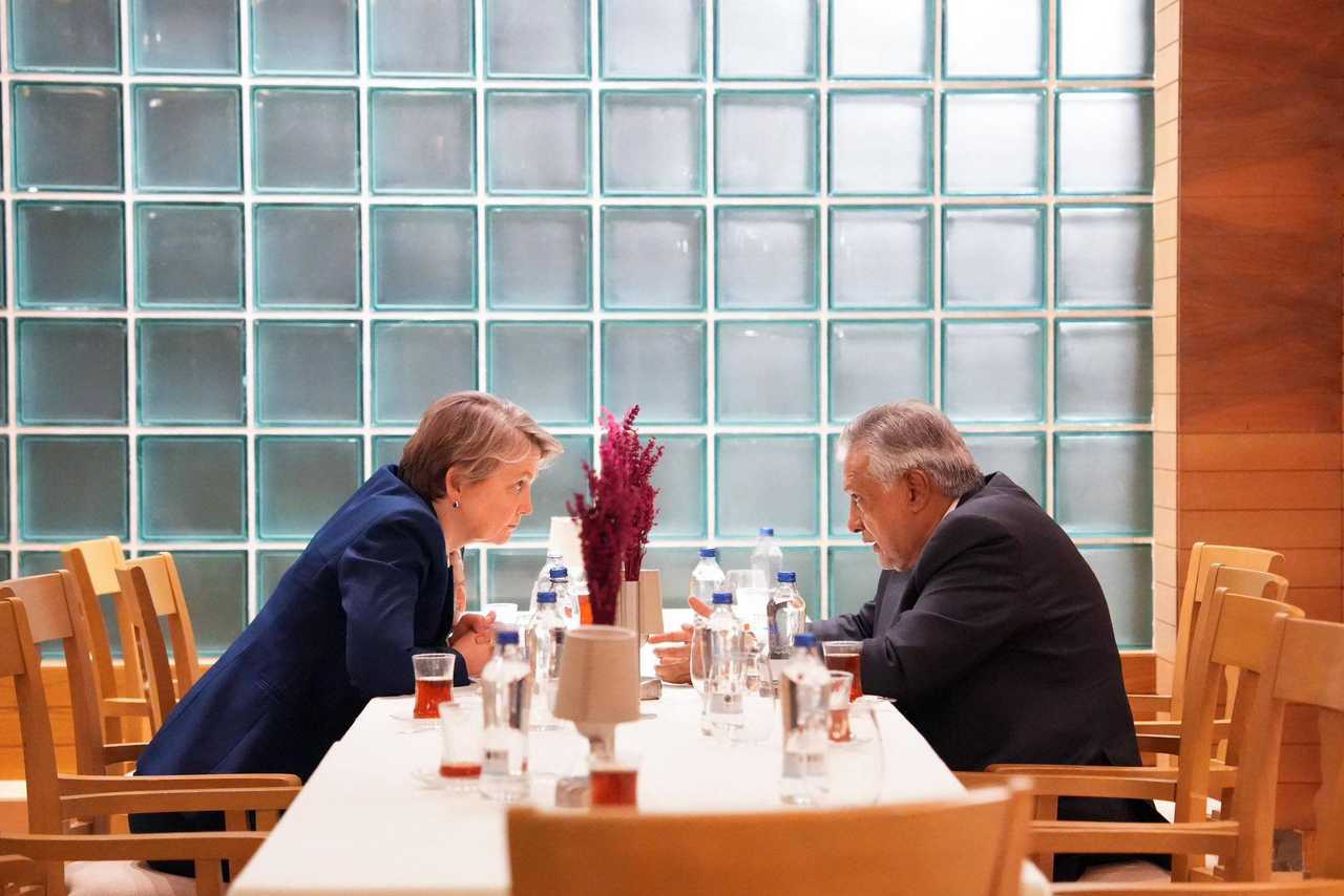 英国外交大臣库珀表示，她与巴基斯坦外交部长伊沙克·达尔就延长伊朗与美国之间的停火