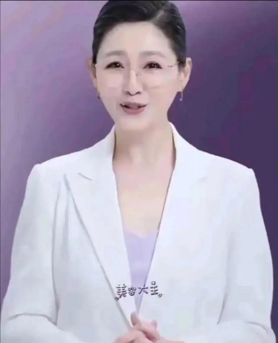 我觉得大S最丑的地方就是她这张嘴。像个老太太。一说话嘴巴很用力又很不自然。或许是