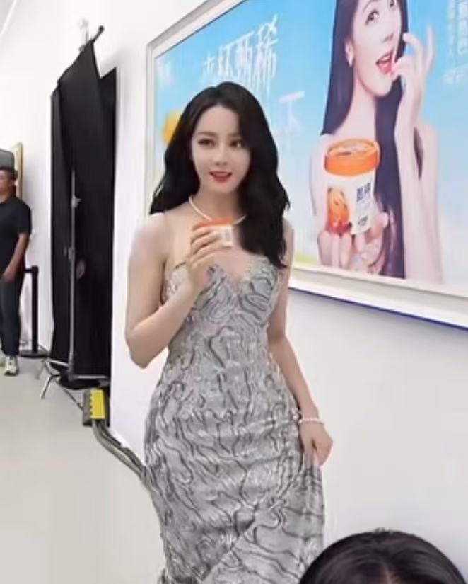 迪丽热巴高定银裙迪丽热巴鎏彩抹胸裙美得不得了