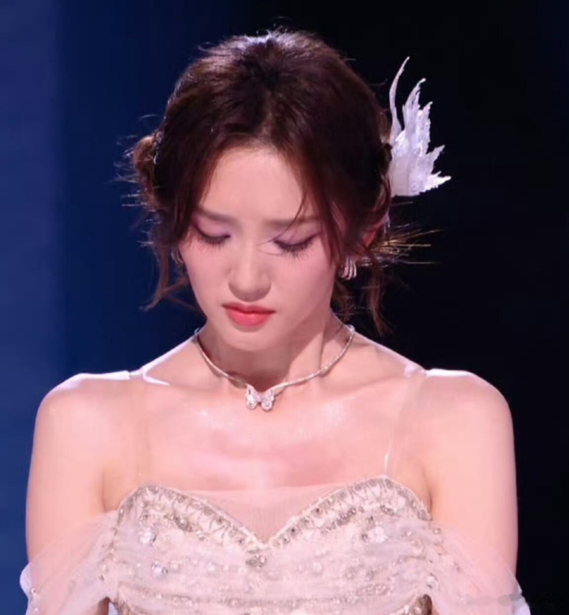 唐艺昕又过敏了吗早上刷到这个真的揪心原来三公就复发了还一直坚持着，唐艺昕你真的超