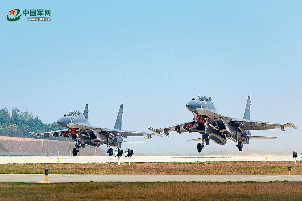 4月中旬，空军某部开展飞行训练。 