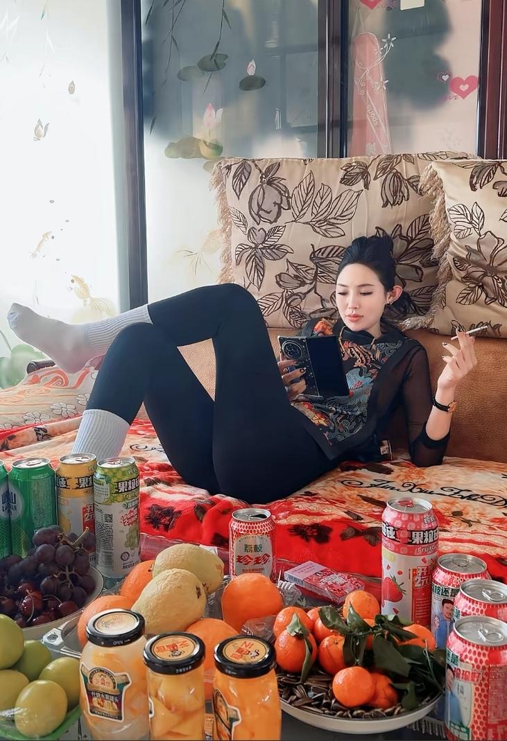 玉手抚香茗，花影映清辉。