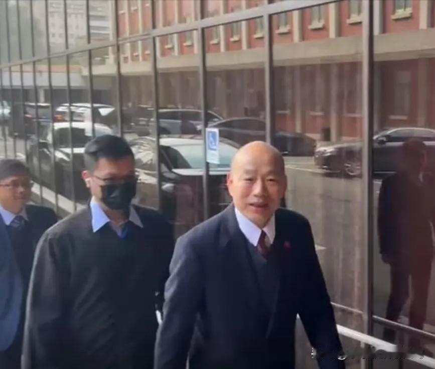 韩国瑜越来越圆滑了？
民众党陆配李贞秀就职立委遭绿营拿国籍问题疯狂攻击，记者追问