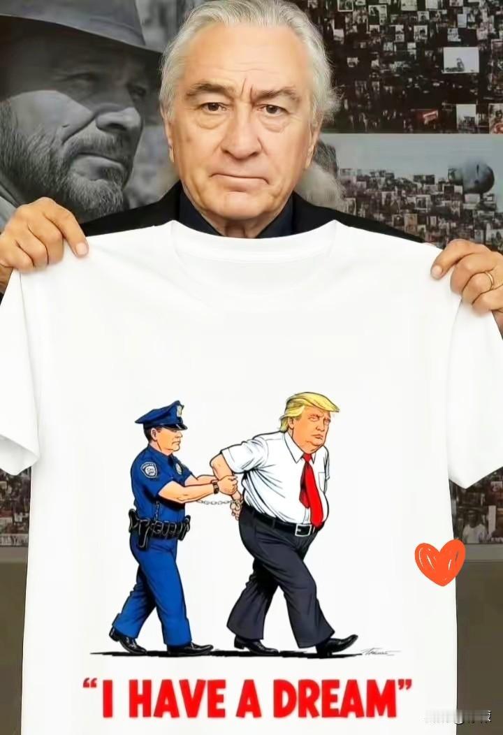 好莱坞演员是真勇啊！
手持T恤的人是罗伯特·德尼罗，
他是好莱坞知名演员，公开反