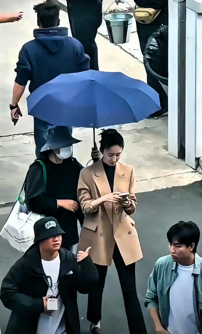主持人问王丽坤，拍《主角》最美好的事是什么。

她脱口而出：天天吃陕西美食。
