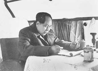 下图是非常著名的历史照片：拍摄时间：1957年3月19日早晨，在徐州飞往南京的专