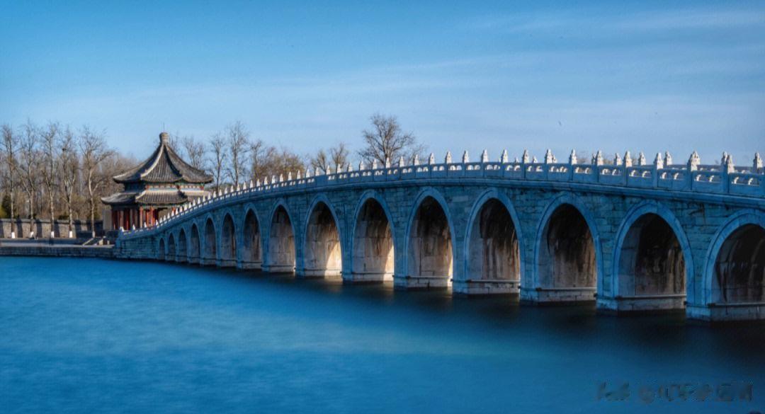  
大部分人了解颐和园都是从十七孔桥开始的
小学课本中《颐和园》就有描写过
记得