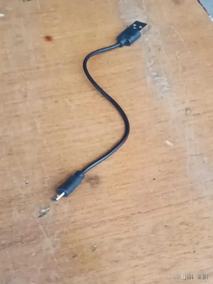 反人类的设计，20cm的蓝牙音箱充电线，让你敢怒不敢言！