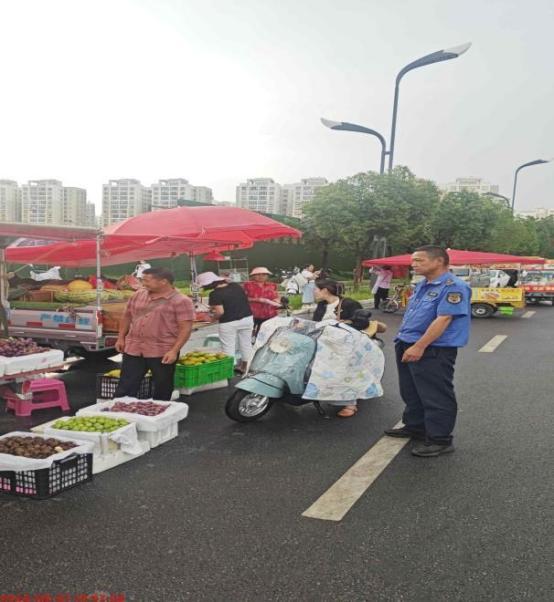 昆明网民给省委书记留言反映官渡区
某小区正大门摆摊现象严重脏乱差又影响交通出行