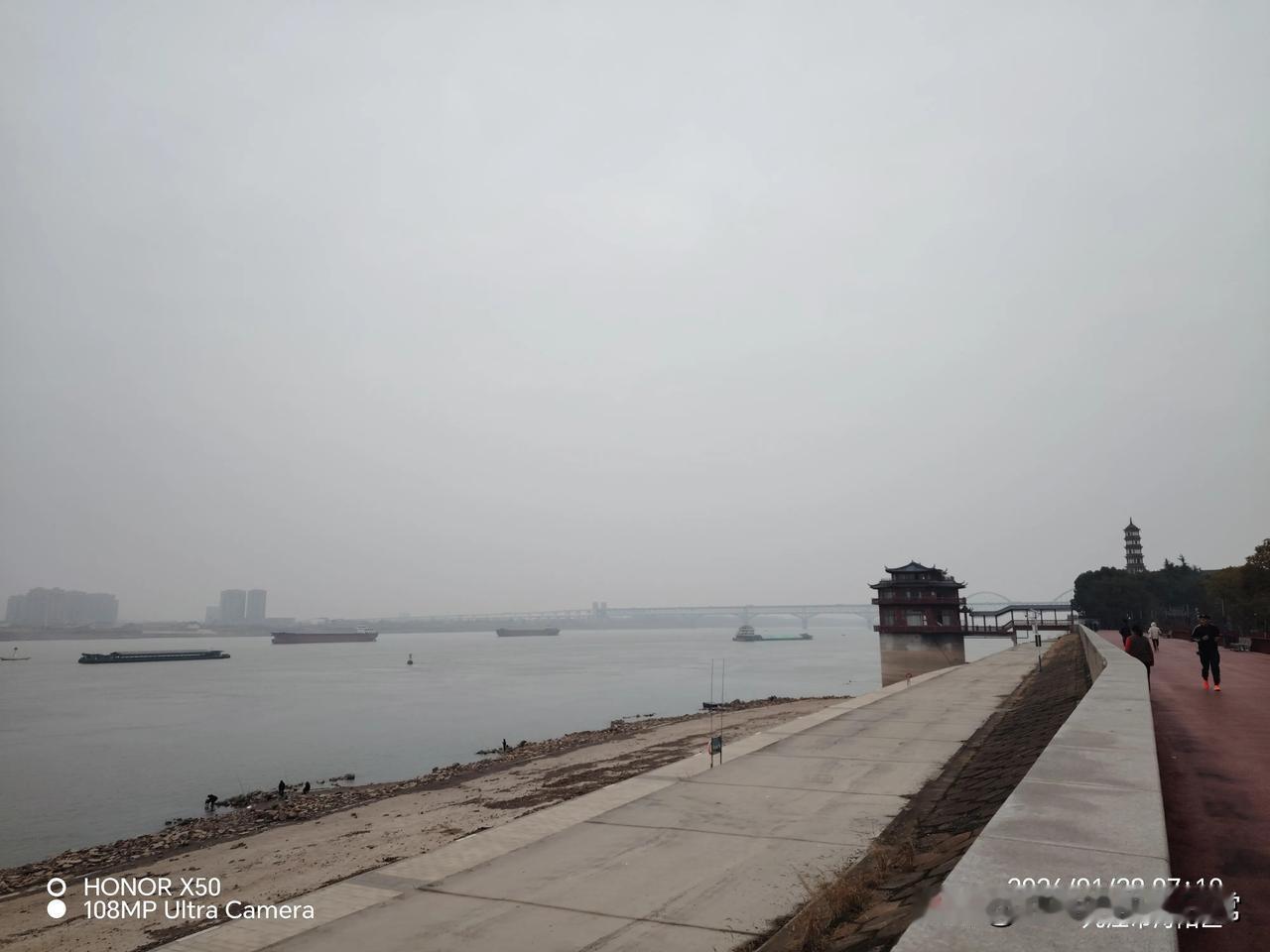 今年冬天的不同2026年1月28日长江岸边晨练赏长江美景