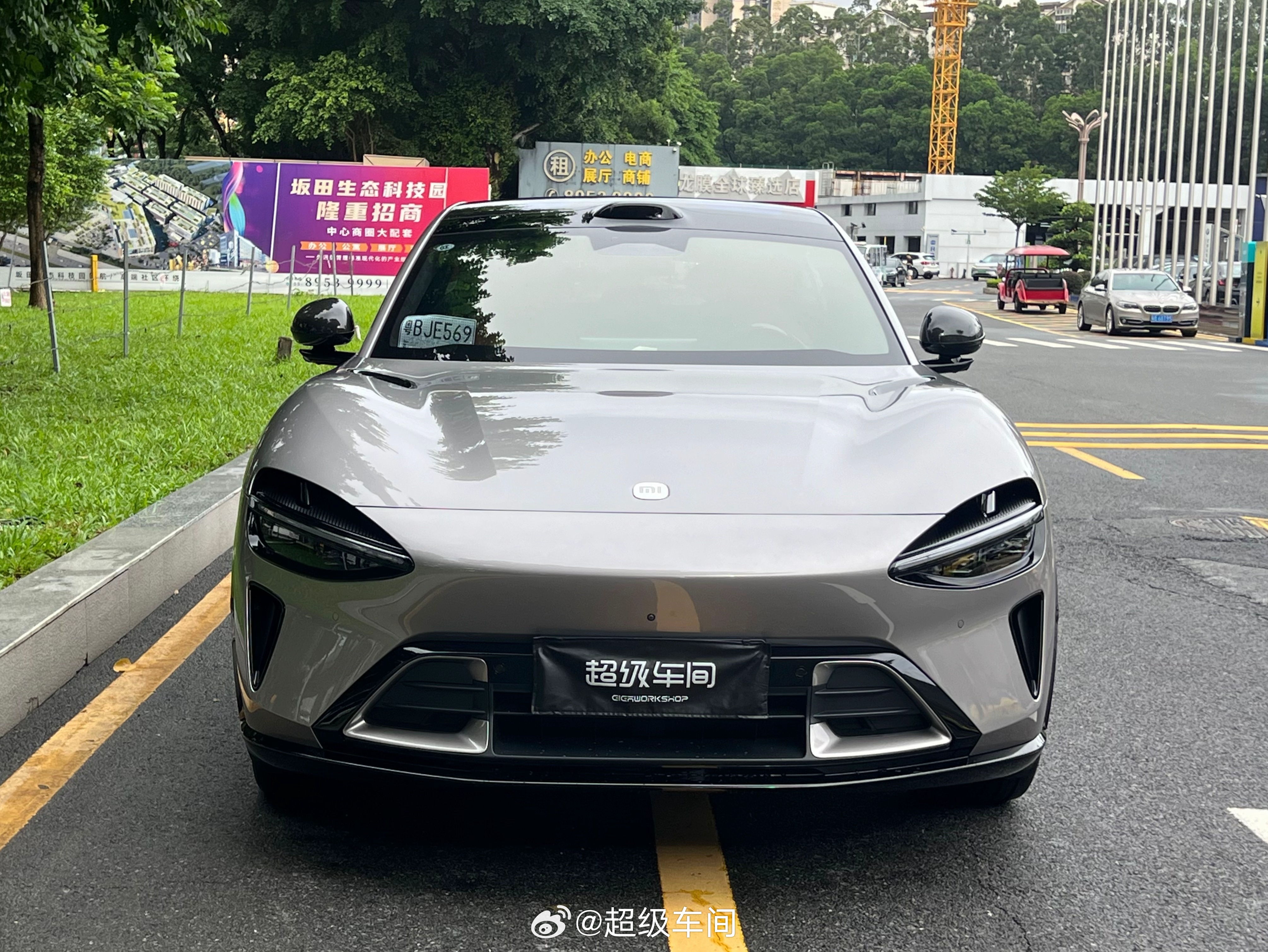 小米YU7施工交付，银灰车身配亮光车衣，光线下层次感很干净。轿跑SUV的线条本来